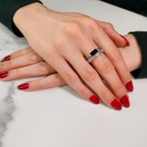 Pierścionek srebrny z koronką i kamieniem