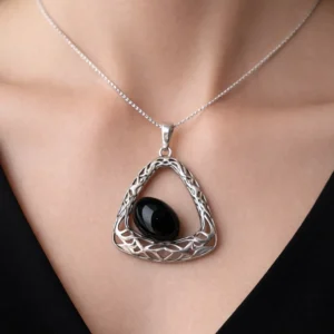 Wisiorek srebrny oksydowany z onyksem Triangle